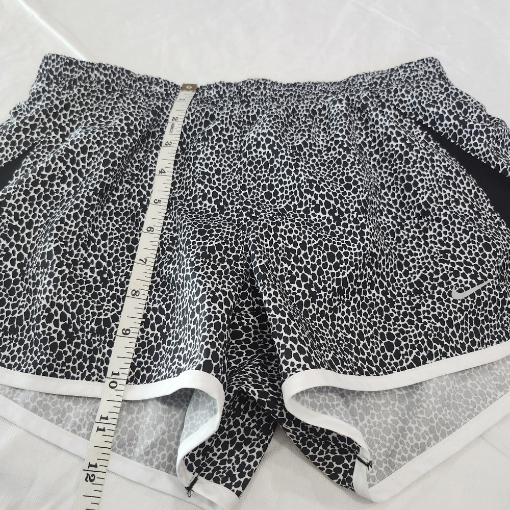Nike Size Small Women's Black and White Running Shorts - Picture 4 of 9